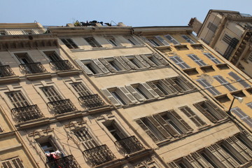 Fototapeta premium Typisch Marseille: Häuserzeile in der Rue de Rome