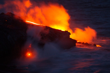 Glühende Lava fließt ins Meer im Hawaii Volcanoes Nationalpark auf Big Island, Hawaii, USA.