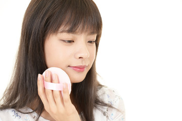 メイクアップをする女性