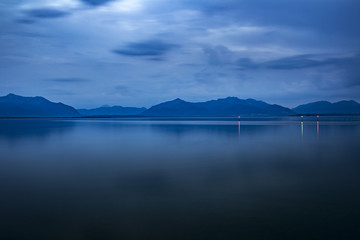 Chiemsee mit Blick auf die Alpen am Abend