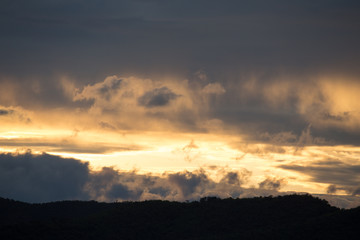 Obraz premium golden sunset sky with mountain