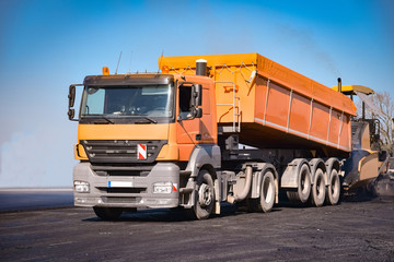 Teerlieferung für eine neue Straße durch einen LKW