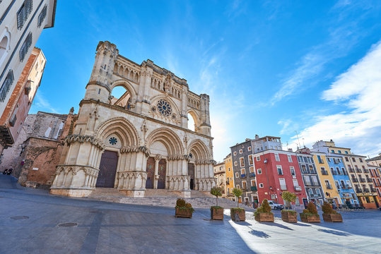 Vista de la Catedral G&oacute;tica y la Plaza Mayor de Cuenca, Espa&ntilde;a