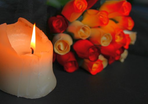 Brennende Kerze Und Rosen- Trauer" Bilder – Durchsuchen 1 Archivfotos,  Vektorgrafiken und Videos | Adobe Stock
