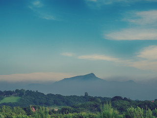 Obraz premium La Rhune Mountain in soft Fog