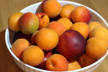 Albicocche e pescanoce  in contenitore di plastica.