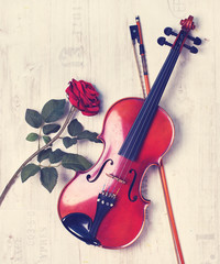 Plakat antike Geige mit roter Rose