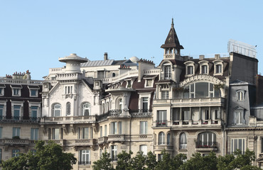 Fototapeta na wymiar Paris- Immeuble cossu - Haussmannien