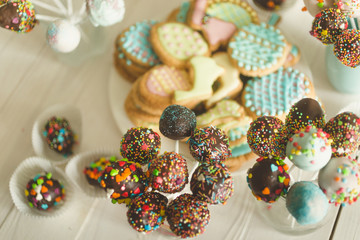 Fototapeta na wymiar Cake pops decorated by colorful sprinkles