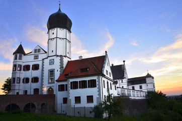 Vöhlinschloss bei Illertissen bei Sonnenuntergang.  Bayern, Deutschland