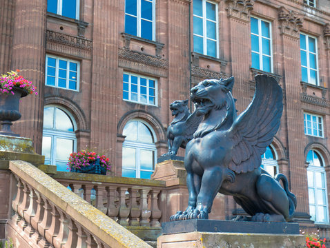 Schloss Rohan mit L&ouml;wenfigur, Saverne Frankreich