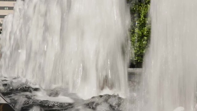 Agua brotando hacia arriba en fuente publica
