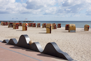 Promenade und Strand mit Strandkörben im Ostseebad Dahme, Schleswig-Holstein