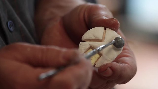 Ceramista esmaltando una pieza de cerámica