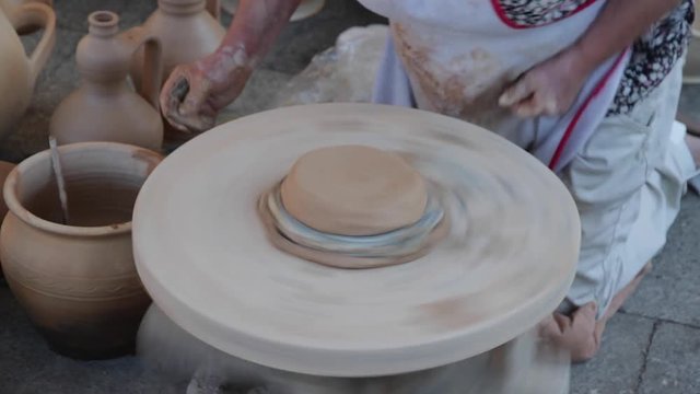 Comenzando la creacion de una vasija de barro con torno manual en alfareria tradicional - 2 Cortes
