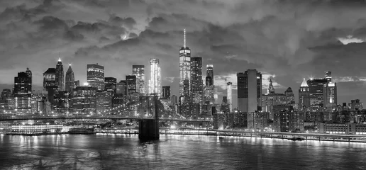 Küchenrückwand glas motiv Schwarz-Weiß-Panoramabild von New York City bei Nacht. © MaciejBledowski