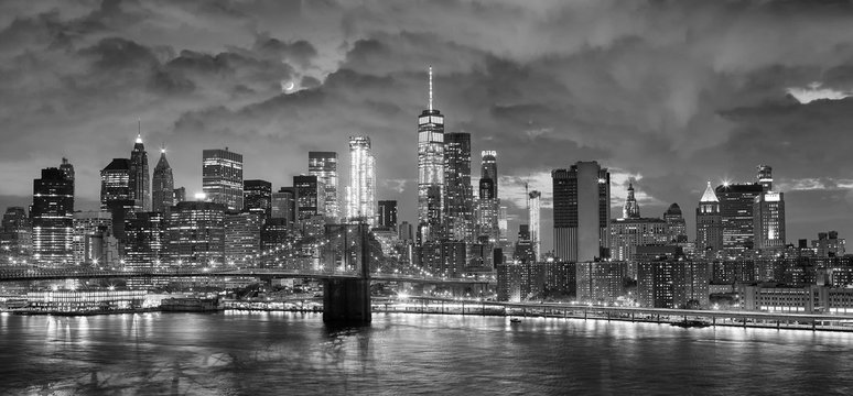 Fototapeta Black and white panoramic picture of New York City at night.