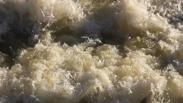 Espuma de borbotones de agua en torrente de rio
