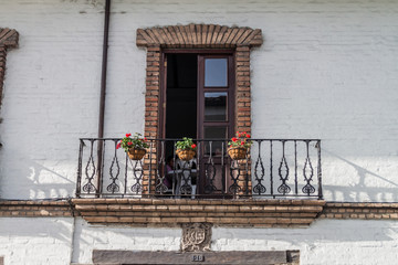 Fototapeta na wymiar POPAYAN, COLOMBIA - SEPTEMBER 10, 2015: Balcony of a white building in colonial city Popayan, Colombia