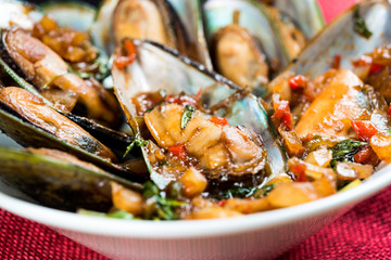 Mussel with white wine sauce on table