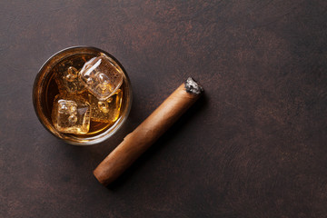 Whiskey with ice and cigar - obrazy, fototapety, plakaty