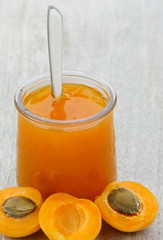 pot de confiture d'abricots fait maison,,fruits de saison