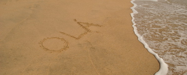 Olá na areia, mensagem de olá escrita na areia do mar perto das ondas