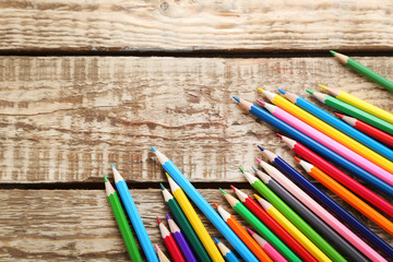 Obraz premium Drawing colourful pencils on brown wooden table