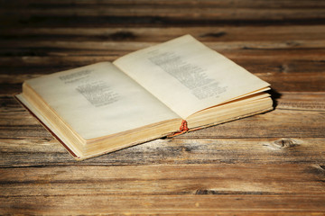 Obraz premium Open old book on brown wooden table
