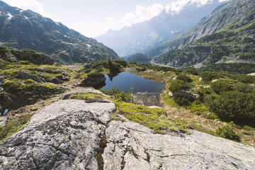 Kleiner Bergsee in den Schweizer Alpen - Berglandschaft in der nähe des Sustenpass in der Schweiz