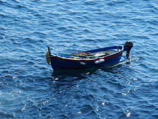Naklejka premium Barque de pêche sur l'eau (Italie, Cinque Terre)