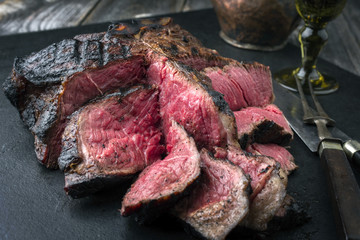 Barbecue dry aged Wagyu Porterhouse Steak als close-up auf Schieferplatte