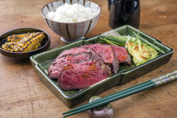 Japanisches Kobe Steak Filet mit Reis und Avocado als close-up auf Teller