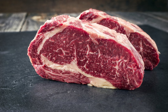 Rohes dry aged Kobe Entrecote Steak als close-up auf Schieferplatte