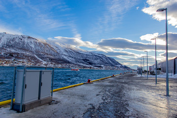 Obraz na płótnie Canvas tromso sea port in winter