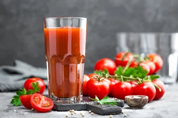 Foto op Plexiglas Sap Tomatensap en verse tomaten