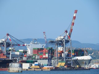 Fototapeta na wymiar Port commercial maritime de La Spezia (Italie)