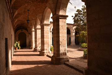 Fototapeta na wymiar Cloître du monastère Santa Catalina à Arequipa au Pérou