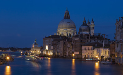 Fototapeta na wymiar Canal Grande and view at the Basilica di Santa Maria della Salute