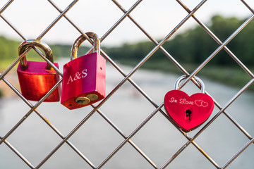 Rote Liebesschlösser in München über der Isar versprechen Liebe für immer und ewig