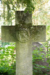 Altes Grabkreuz mit Bildnis