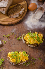 Scrambled eggs, wholegrain bread