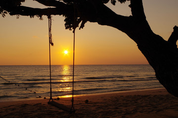 Zachód słońca na wyspie Koh Samet (plaża Ao Prao) - obrazy, fototapety, plakaty