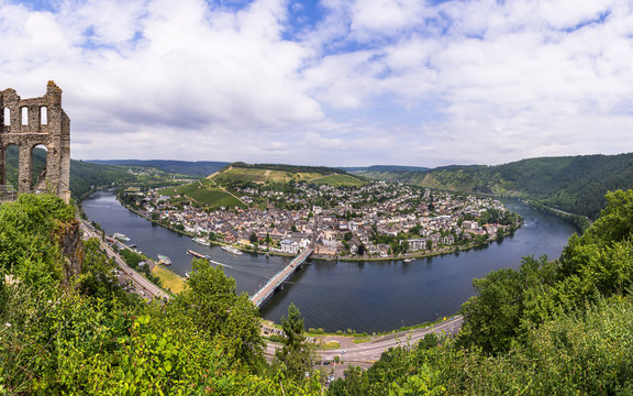 Moselschleife in Traben Trabach. Burg Ruine am Berg mit Blick ins Moseltal