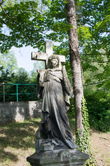 Engel mit Palmzweig vor großem Kreuz