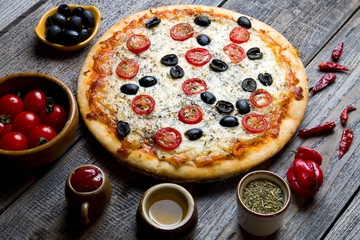 Pyszna pizza na drewnie
