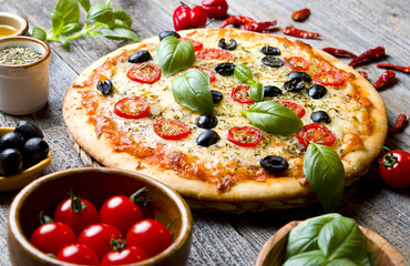 Pyszna pizza ze świeżą bazylią