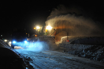 大雪の風景　活躍する除雪車