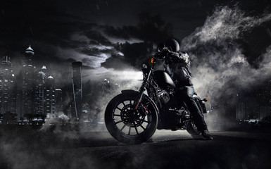 Hochleistungs-Motorrad-Chopper mit Mannfahrer bei Nacht