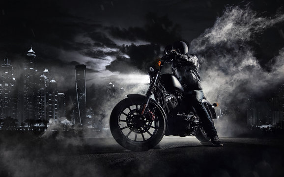 Fototapeta Siekacz motocykli o dużej mocy z człowiekiem w nocy
